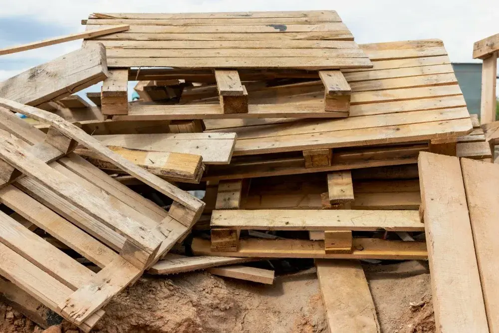 Recykling palet drewnianych - co to jest i jak działa? Jak odnowić zniszczone palety i przerobić je na nowe produkty
