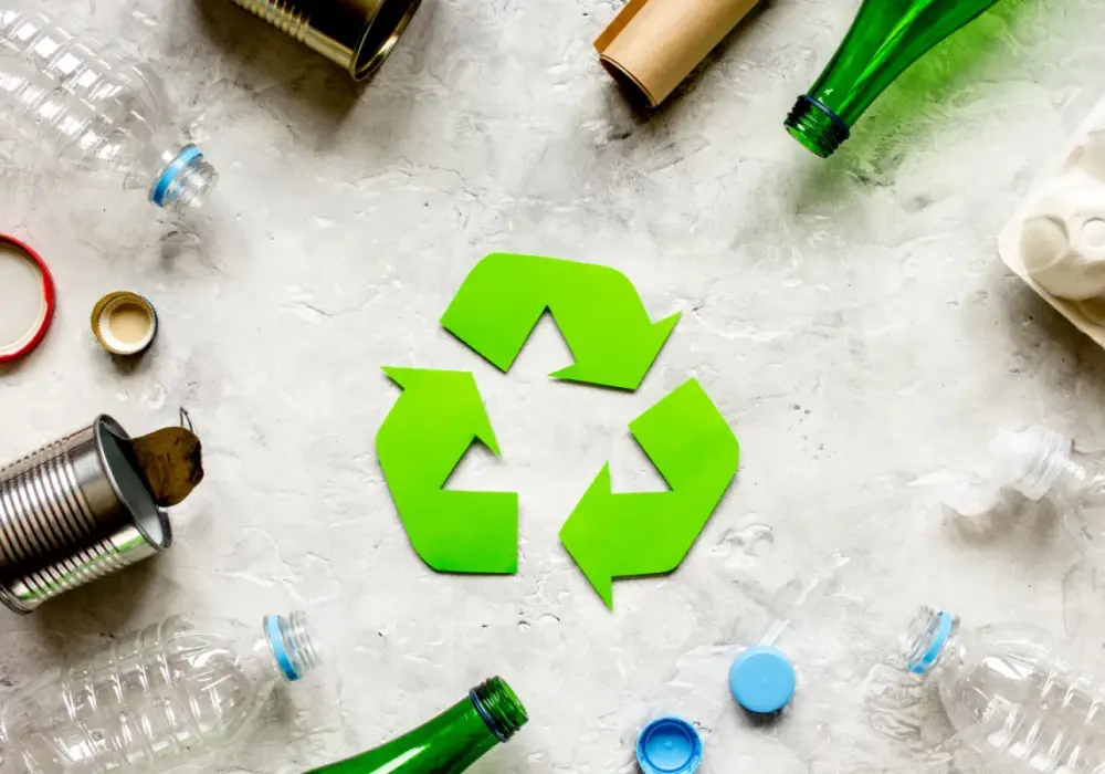 Co powstaje z recyklingu plastiku? Produkty z przetworzonych odpadów z tworzyw sztucznych