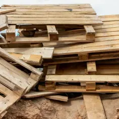 Recykling palet drewnianych - co to jest i jak działa? Jak odnowić zniszczone palety i przerobić je na nowe produkty