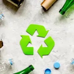 Co powstaje z recyklingu plastiku? Produkty z przetworzonych odpadów z tworzyw sztucznych