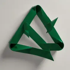 Co oznaczają strzałki symbolu recyklingu? Wyjaśnienie znaczenia trzech strzałek