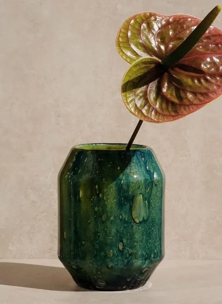 Zdjęcie Wazon ze szkła z recyklingu – ekologiczny design, który zmienia wnętrza i planetę